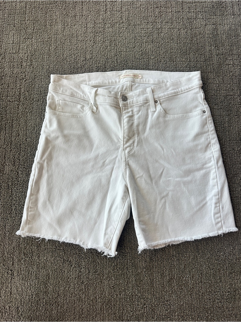 Levi's Shaping Bermuda White Denim Raw Hem Jean Shorts Size Nautical 32